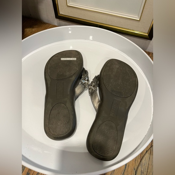KENNETH COLE REACTION • Size 9 • Beaded Thong Sandals - Picture 5 of 7